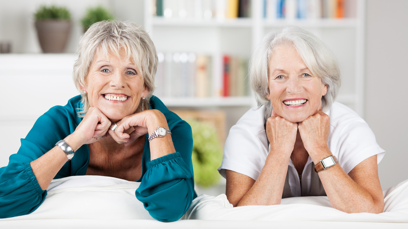 zwei Seniorinnen lachen in die Kamera