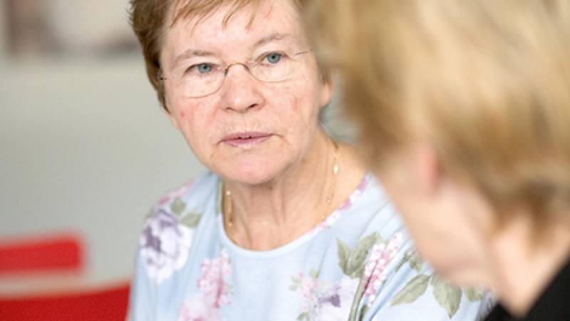 Zwei Seniorinnen_Eine im Fokus