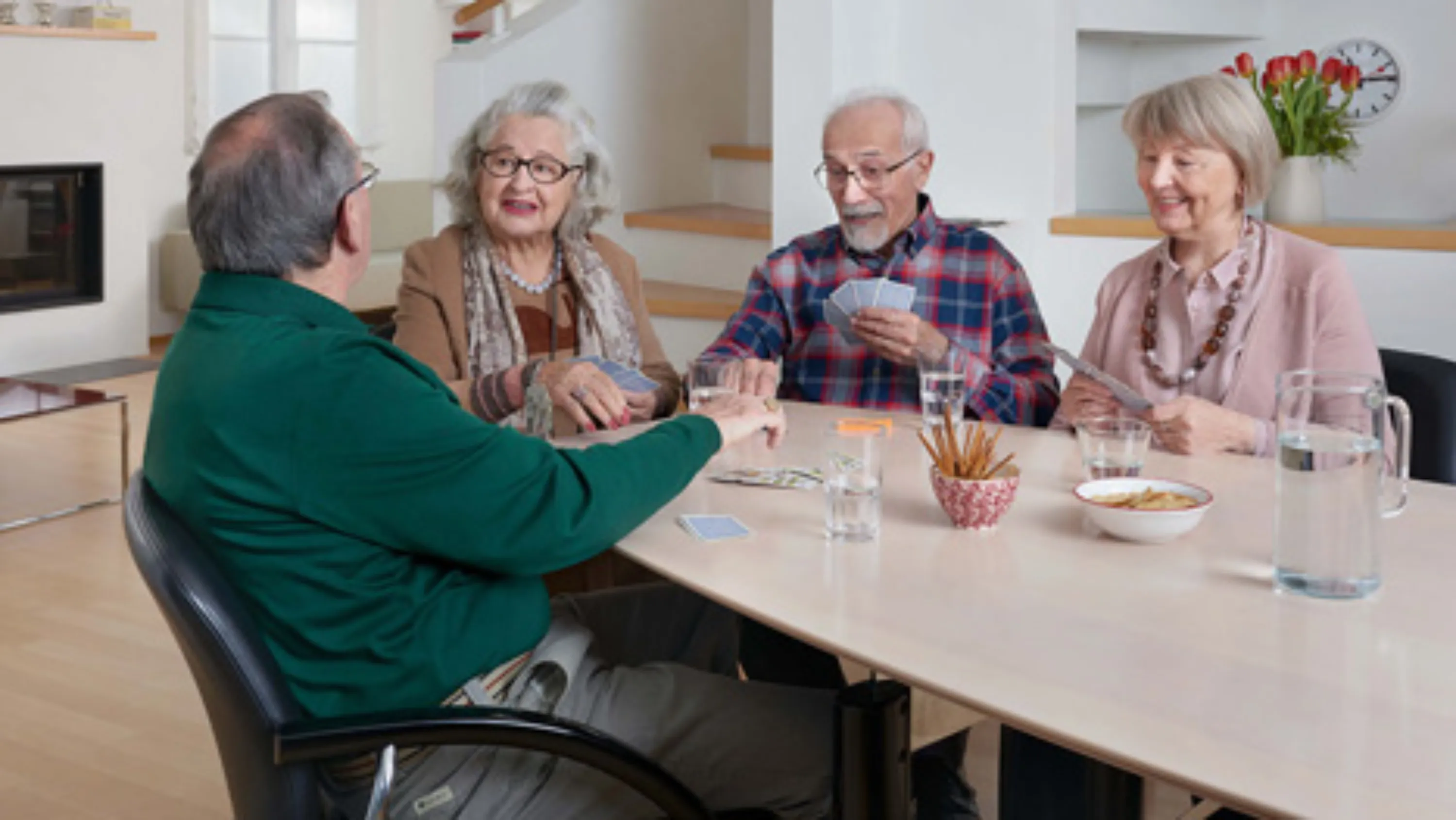 Geselligkeit_vier-Personen-am-Tischspiel