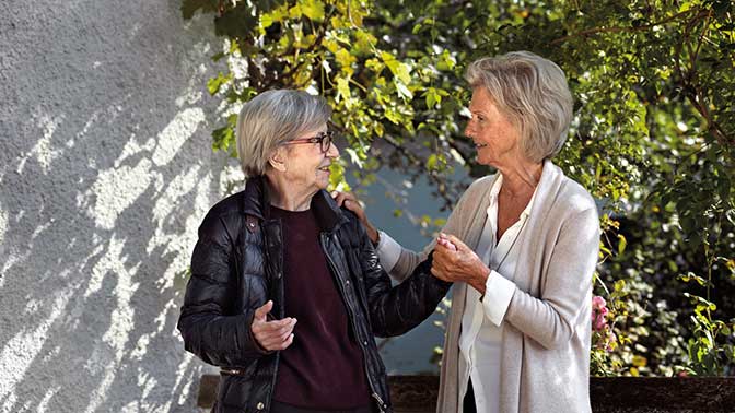 Deux vieilles femmes se saluent avec effusion