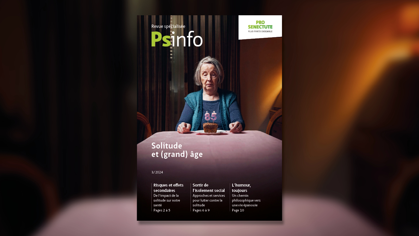 Page de couverture Psinfo 03.2024: Une femme âgée est assise seule devant une part de gâteau pour son 85e anniversaire.