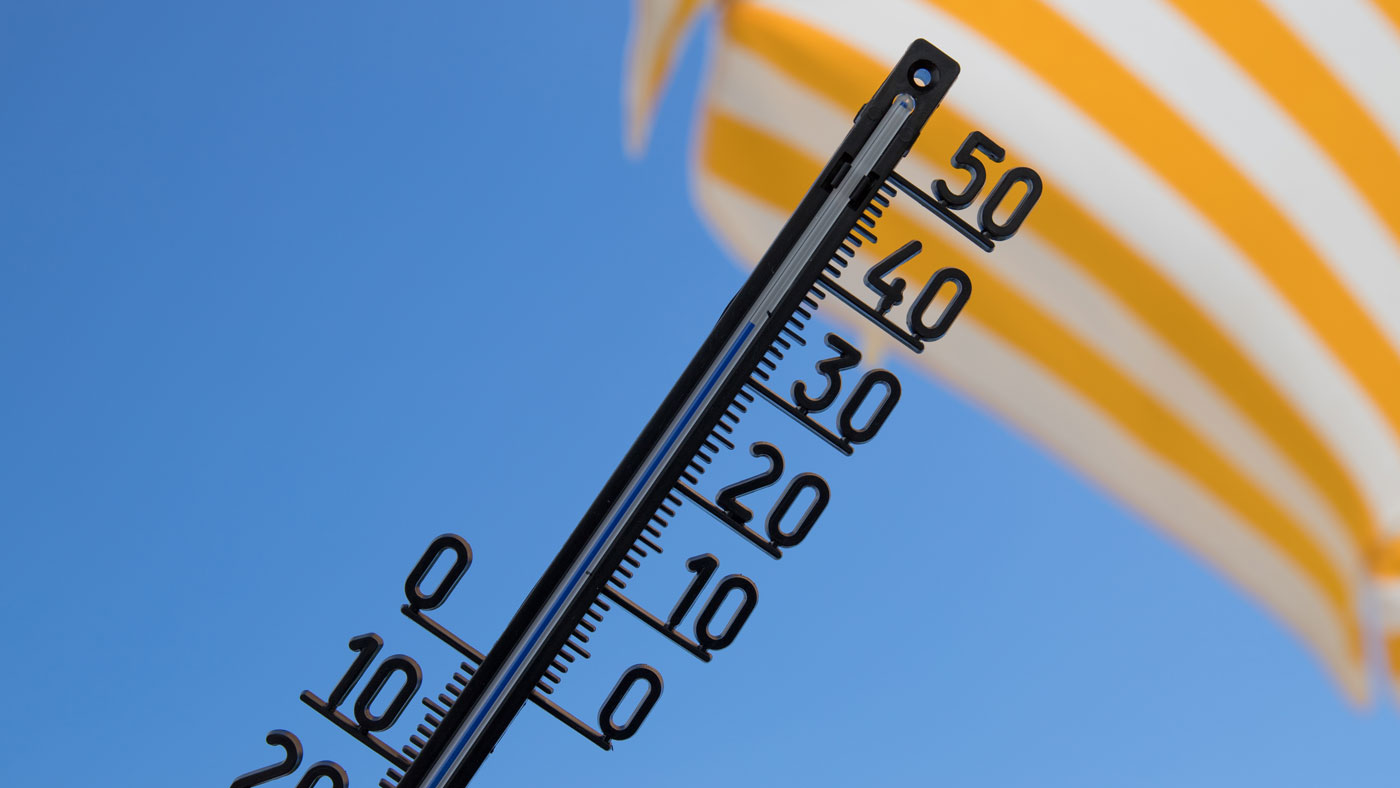 Thermometer_30 Grad_blauer Himmel_Sonnenschirm