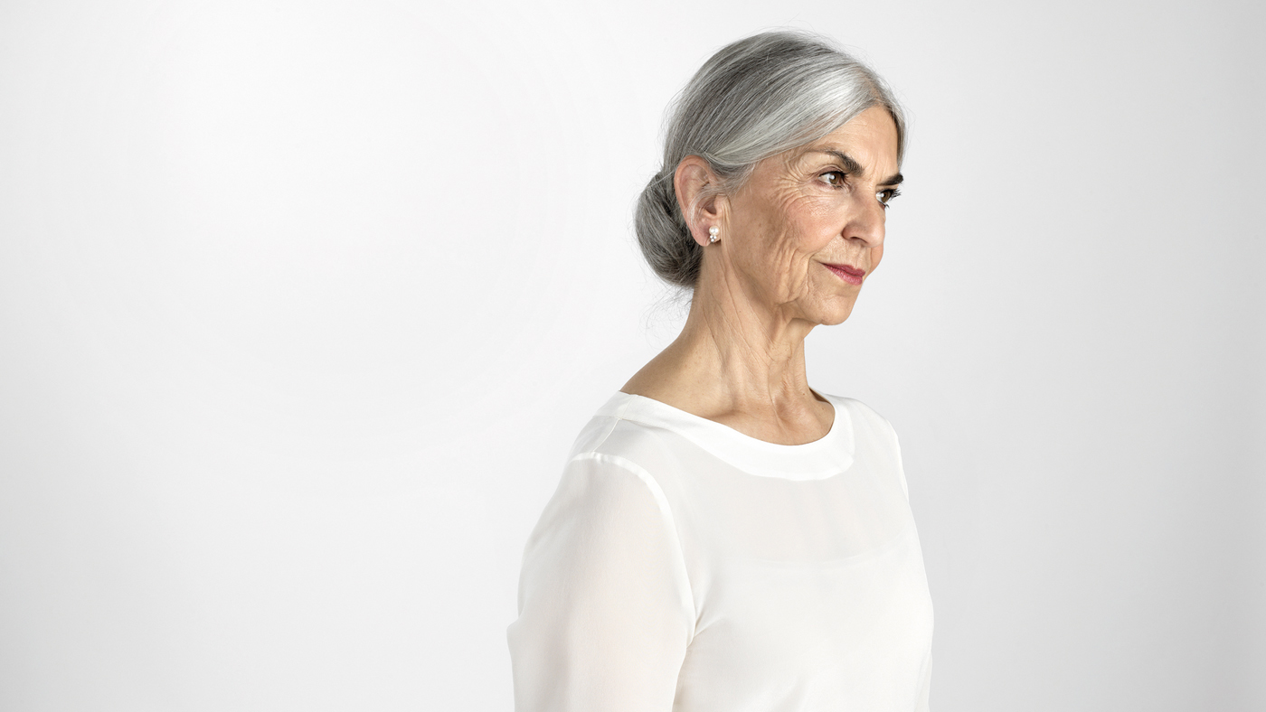 Eine Seniorin schaut nachdenklich.