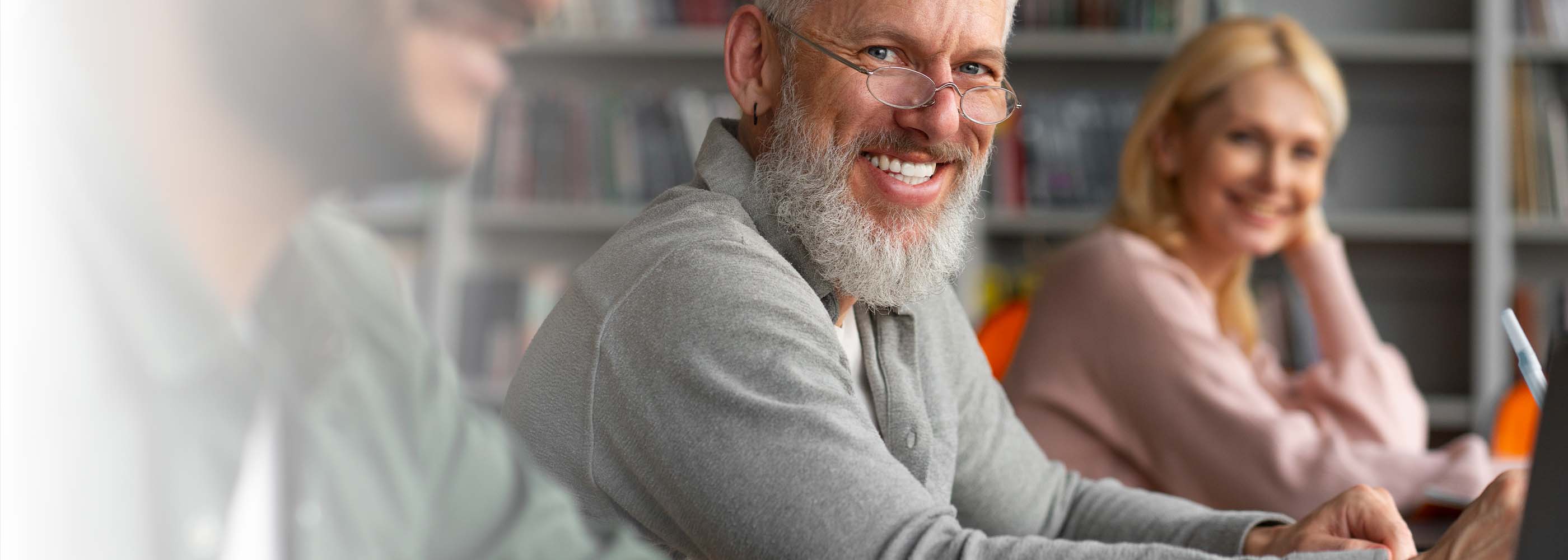 Un homme âgé souriant lors d'une formation continue de Pro Senectute Suisse